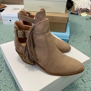 Brand New in Box Beast Fashion tan fringe Western faux suede ankle boots size 7